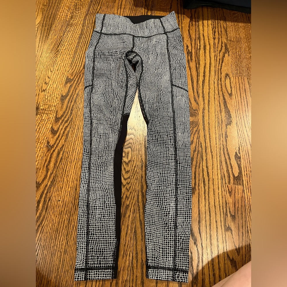 LULULEMON leggings in great shape!! They have pockets as well